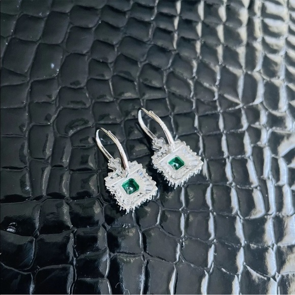 🎉Sold🎉 Synthetic Emerald Cubic Zirconia Sterling Silver Lever back Earrings - Picture 6 of 7